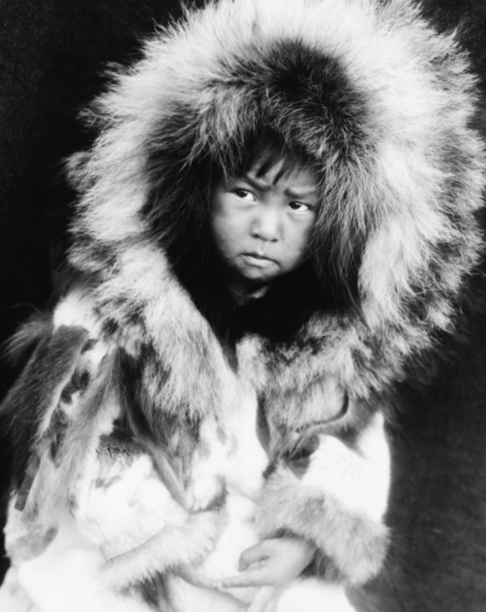Ребенок эскимос в парке аляске