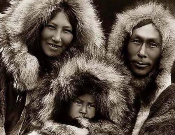 Семья эскимосов в традиционных парках